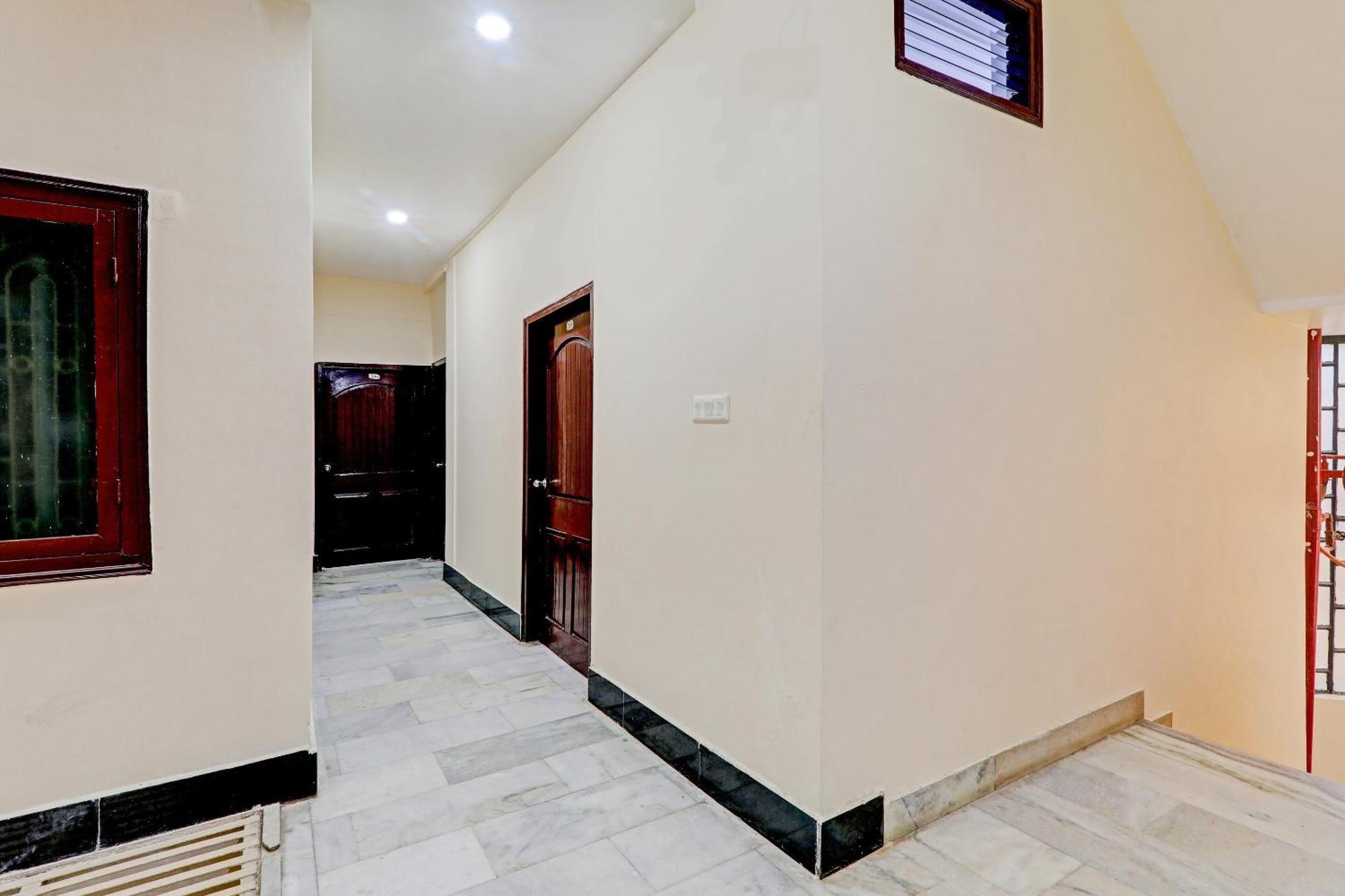 Oyo Flagship 73630 Riz Varanasi