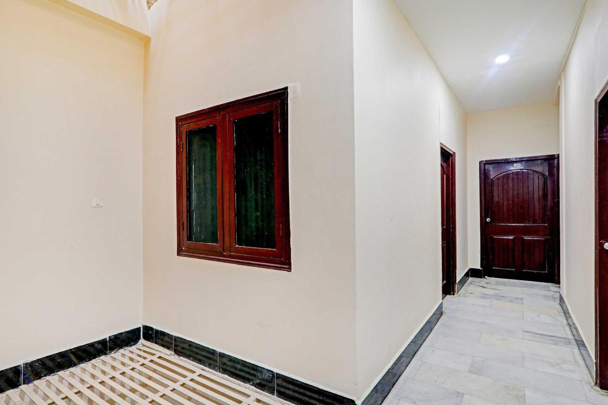 Oyo Flagship 73630 Riz Varanasi